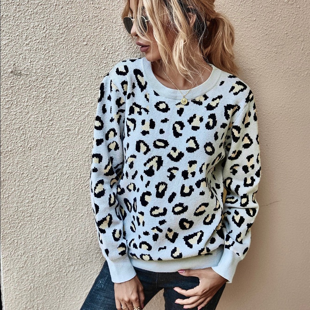 🆕Leopard Print Backless Sweater Light Gray - Picture 5 of 7